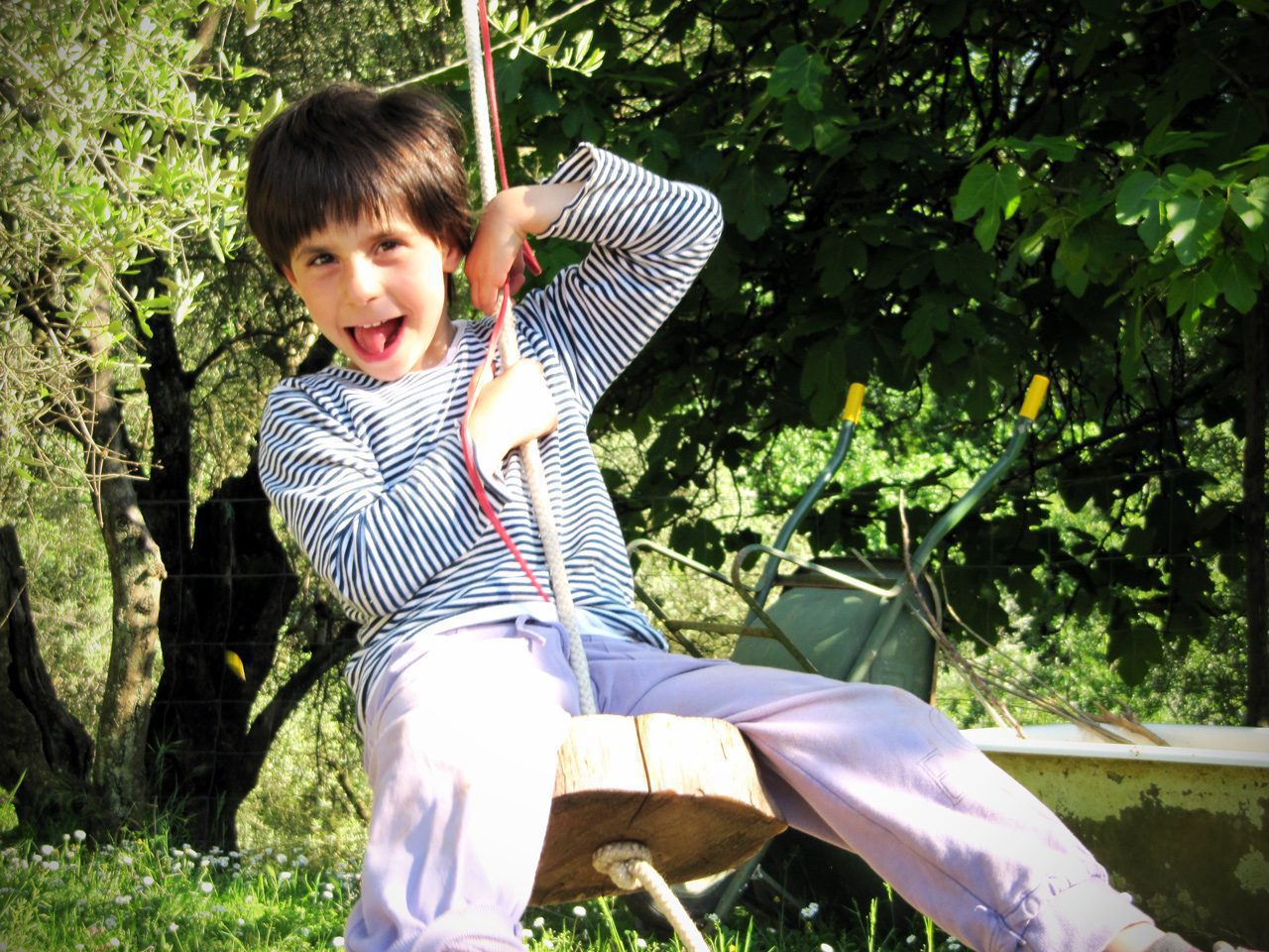 Gemma sull’altalena monosedile