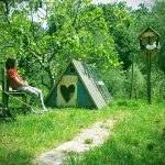 Gemma che contempla gli animali che vivono all'Orto degli Ulivi