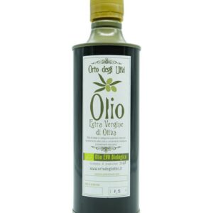 Bottiglia di Olio Bio Italiano in Bottiglia da 500 ml in metallo verde scuro con tappo dorato ed etichetta bianca con testo verde e grafica a rami d'ulivo. La bottiglia contiene 0,5 litri di olio extravergine di oliva.